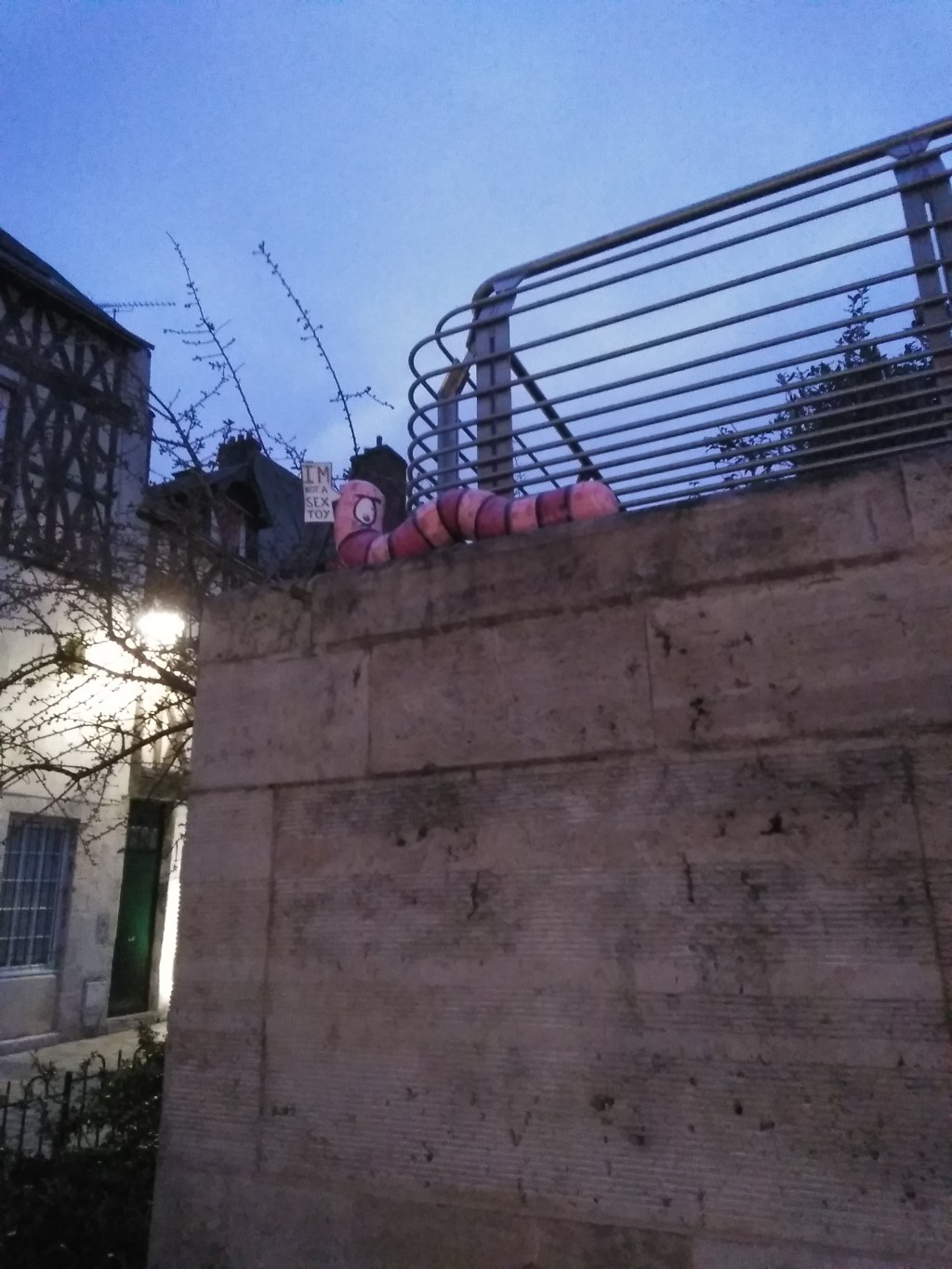 Mise en abyme de l&rsquo;injonction contradictoire.