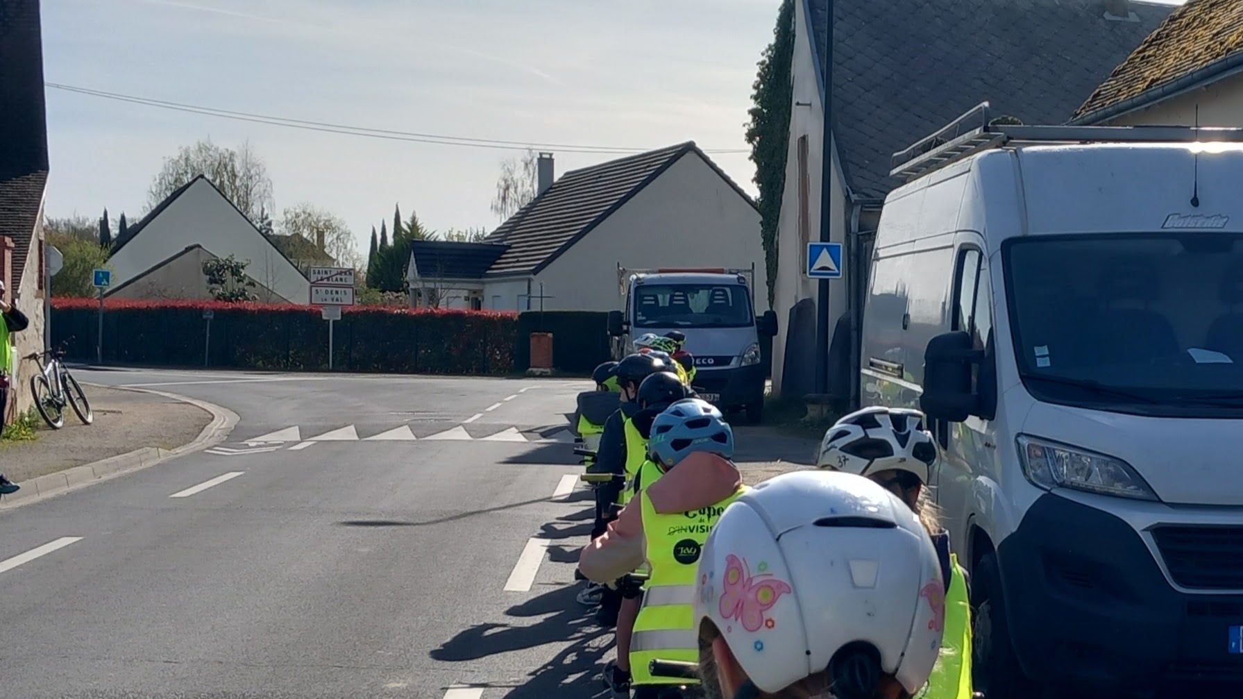 Savoir Rouler à Vélo, c’est bien. Maintenant les enfants, on va apprendre à survivre parmi les voitures.